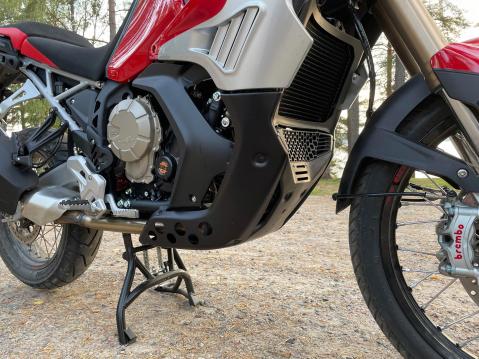 MV Agusta Enduro Veloce 2025. Moottori on tiivis, kevyt paketti ja suojattu alhaalta.