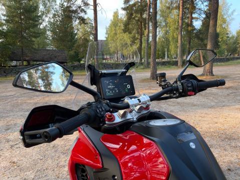 MV Agusta Enduro Veloce 2025. Pyörän peilit ovat erittäin hyvät.