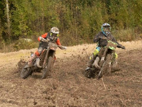 Riku Harju (oik.) ajoi 500cc Kawazakilla ja onnistui pitämään Sulo Hautalan takanaan.