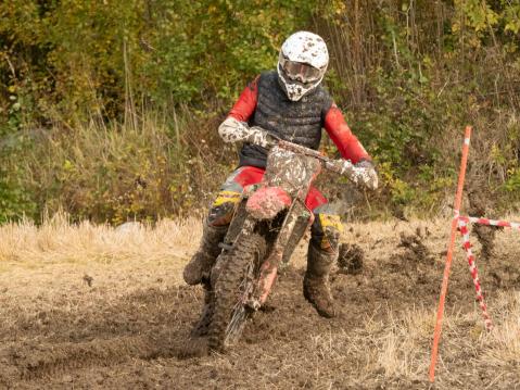 Jääratakisoissa loistanut Ossi Rantala taisteli pitkään toisena, mutta podiumsija lipsahti kaatumiseen.