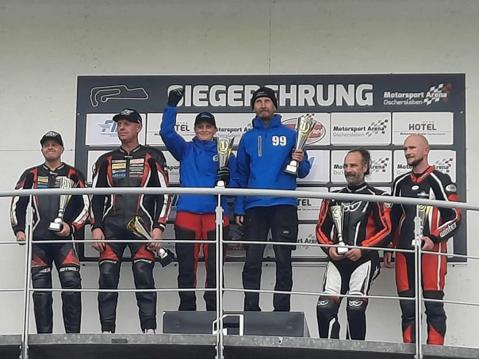 Sidecar Trophyn podium: Virolainen Eero Pärm ja purkkarinaan tällä kertaa suomalainen Niko Sormunen, Jaana Soppa/Petri Makkula ja kolmanneksi ajanut saksalaispari Enrico Wirth/ Werner Lüttke. Kuva: Raimo Prii