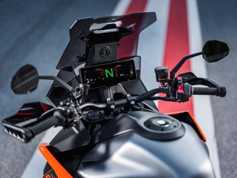 KTM:n uusi 8,8 tuuman TFT-mittaristo.