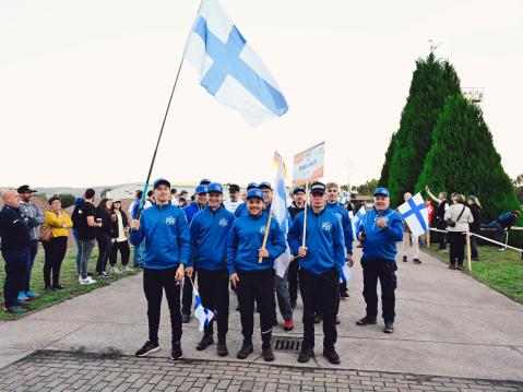 Suomen maajoukkue avajaisparaatissa. Vasemmalta oikealle: Albert Juhola, Samuli Puhakainen, Hermanni Haljala ja Eetu Puhakainen.