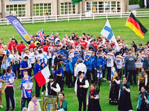 Suomalaisedustusta kilpailun avajaisissa Santiago de Compostellassa.