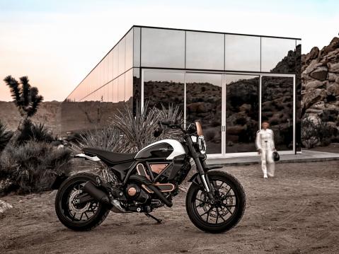 Scrambler Ducati 10° Anniversario Rizoma Edition.