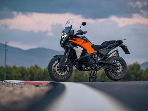 Vuosimallin 2025 KTM 1390 Super Adventure S Evo.