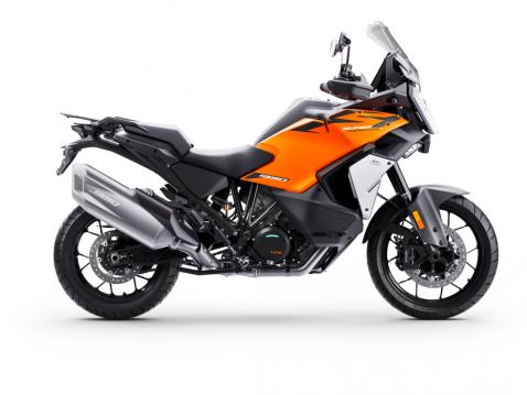 Vuosimallin 2025 KTM 1390 Super Adventure S Evo.