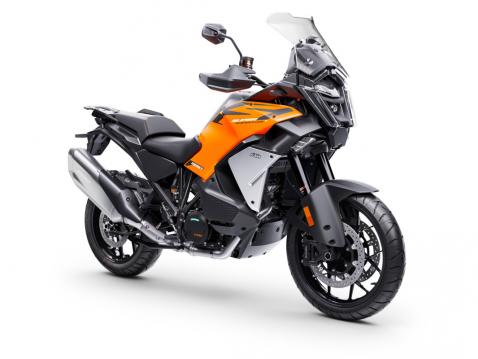 Vuosimallin 2025 KTM 1390 Super Adventure S Evo.