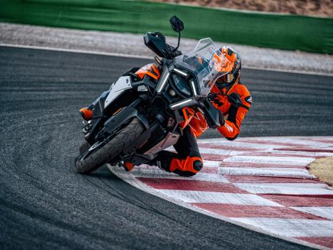 Vuosimallin 2025 KTM 1390 Super Adventure S Evo.