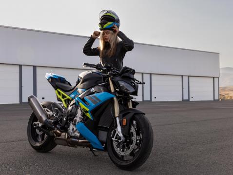 BMW S 1000 R vuosimallia 2025.