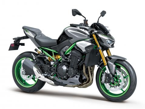 Kawasaki Z900 vuosimallia 2025.