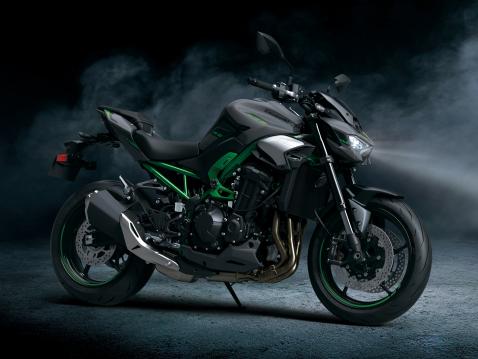 Kawasaki Z900 vuosimallia 2025.