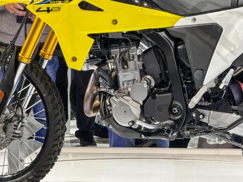 Suzukin uusi 2025 DR-Z 4S dualsport-malli.