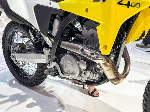 Suzukin uusi 2025 DR-Z 4S dualsport-malli.