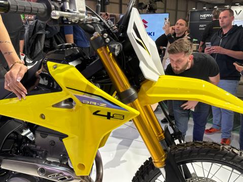 Suzukin uusi 2025 DR-Z 4S dualsport-malli.