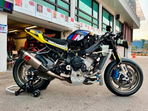 Erno Kostamon tehdasvalmisteiseen BMW M1000RR moottoripyörään on saatu päivitysosia. 