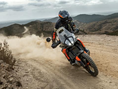 Vuosimallin 2025 KTM 790 Adventure.