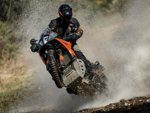 Vuosimallin 2025 KTM 790 Adventure.