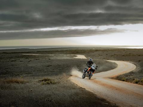 Vuosimallin 2025 KTM 790 Adventure.