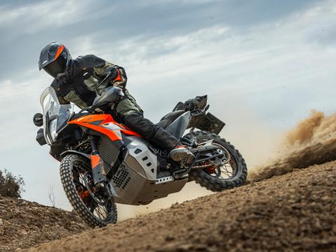 Vuosimallin 2025 KTM 790 Adventure.