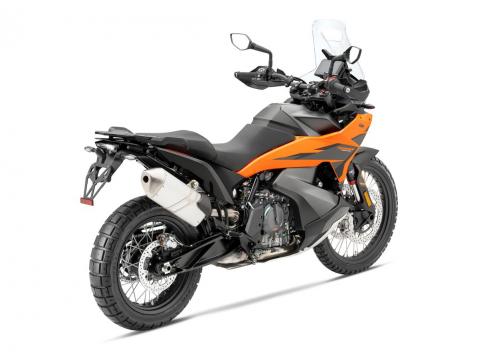 Vuosimallin 2025 KTM 790 Adventure.