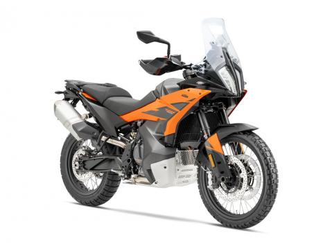 Vuosimallin 2025 KTM 790 Adventure.