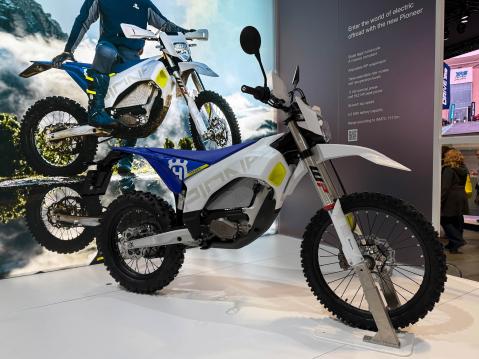 Husqvarna Pioneer, sähköllä toimiva, katulaillinen enduropyörä. Huippunopeus 95km/h.