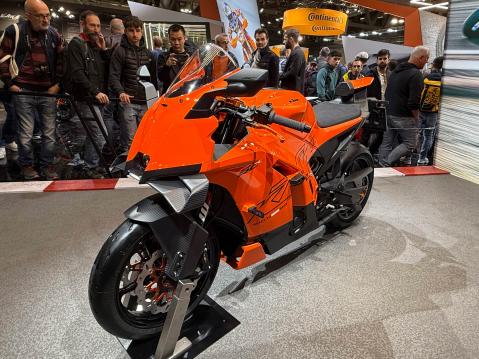 KTM 990 RC R:sta on tulossa katu- ja rataversiot.