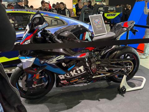 Toprak Razgatlıoğlu voitti vuoden 2024 Superbike-maailmanmestaruuden BMW M 1000 RR:llä. BMW Motorad teki rajoitetun, 54:n pyörän  erän M RR WSBK CHAMPION EDITION 2024:n. 