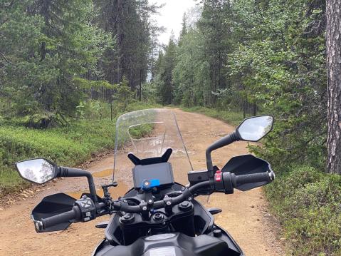 KTM 790 Adventure 2024. Hyvät peilit, selkeä, mukava ajoasento seisten ja istuen, mukava istuin 