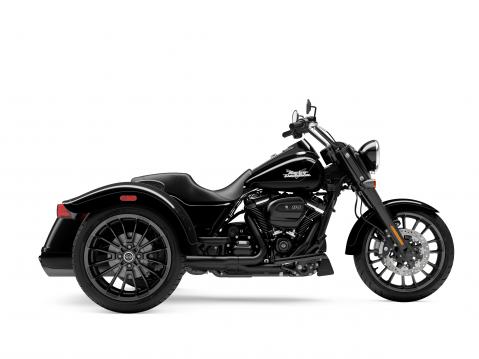 2025 Harley-Davidson Freewheeler Vivid Black with Black Trim.