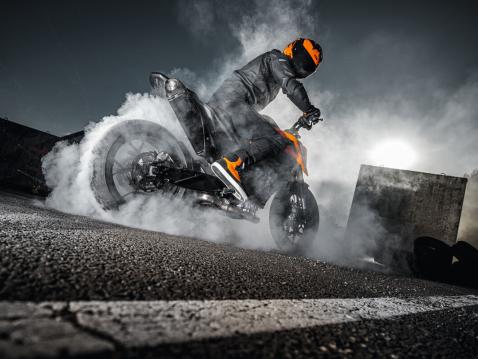 Vuosimallin 2025 KTM 790 Duke.