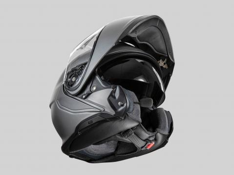 Shoei Neotec 3 avataan napinpainalluksella.