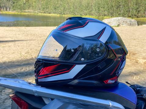 Shoei Neotec 3. Aerodynaaminen siipi näkyy takaosassa.