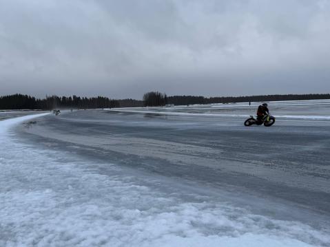 Tämä oli tuttu näky Seinäjoella. Ossi Rantala viilettää edellä ja muut tulevat kaukana perässä.