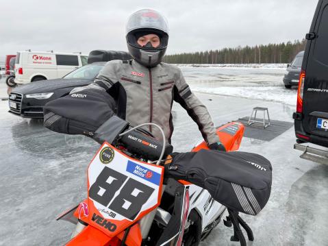 Aatos Pirttinen kilpaili ensimmäistä kertaa jääradan 250-luokassa. 