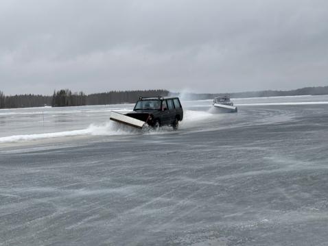 Harjaustauolla poistettiin vettä ja sohjoa radalta.