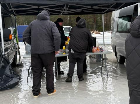 Keli oli todella vetinen. Makkarakojunkin alla oli liukasta jään päällä olleen veden takia.