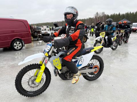 #42 Kari Vehniäinen on jääratakisojen todellinen konkari.