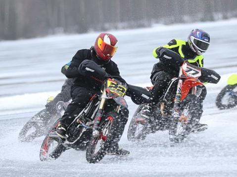 #22 Joni Oksanen ja #77 Niko Lehtiranta. Kuva: Timo Palmi