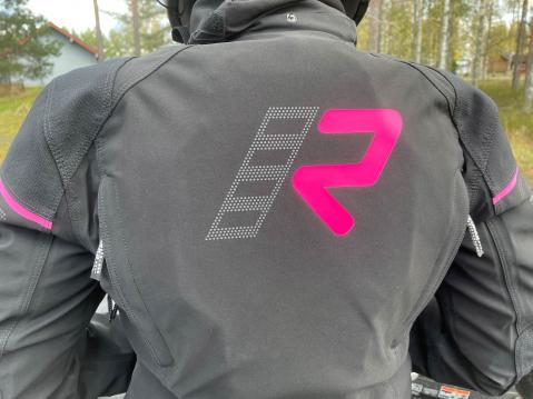 Rukan logo on heijastava.