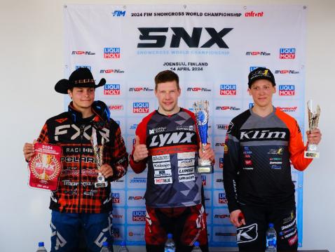  Viime vuoden FIM SNX Snowcross MM-osakilpailun voitti rovaniemeläinen Aki Pihlaja. Kuvassa oikealla toiseksi ajanut Ruotsin Emil Hansson ja vasemmalla Yhdysvaltojen Jesse Kirchmeyer, joka sijoittui Joensuussa kolmanneksi.