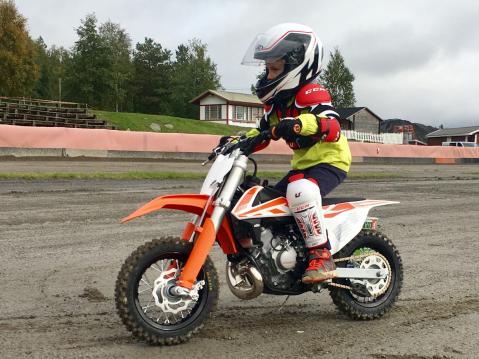 Aatos Pirttinen aloitti harrastuksen 50 kuutioisella motocross-pyörällä.