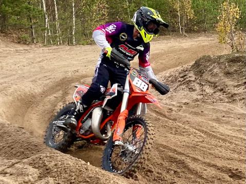 Aluksi Pirttinen kilpaili, jääratakisojen lisäksi motocross-kisoissa.