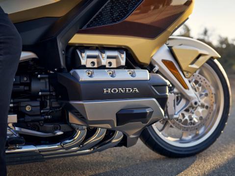 Vuosimallin 2025 Honda GL1800 Gold Wing Tour. 1833 cc moottorissa on kuusi sylinteriä ja tehoa riittävästi sekä vääntöä yli tarpeen.