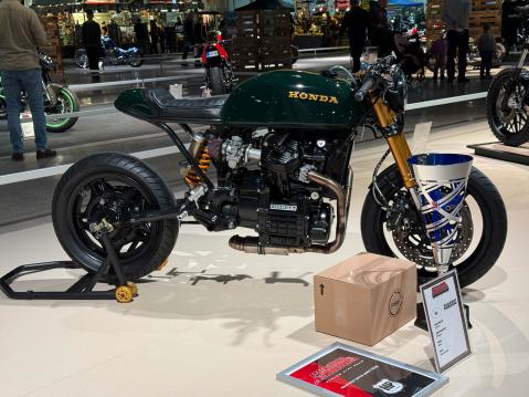 Näyttelyn paras pyörä. Nro: 301 Juuso Holopainen Honda CX500 Green Phantom