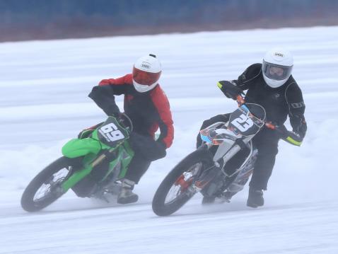 #69 Niklas Pöytälaakson ja #23 Isac Krohnin välistä kamppailua. Kuva: Timo Palmi