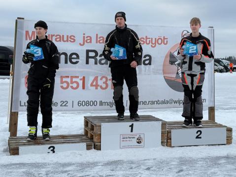 B250-luokan 1. lähdön podium: Toivo Kaskismaa, Rasmus Nurmi ja Luukas Klemetti.