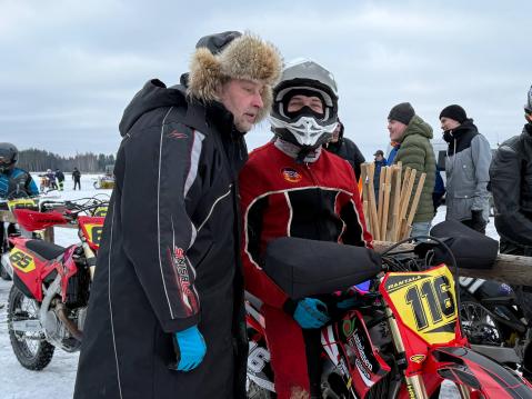 Ossi Rantala valmistautumassa A450-luokan ensimmäiseen lähtöön. Vierellään isä Janne Rantala.