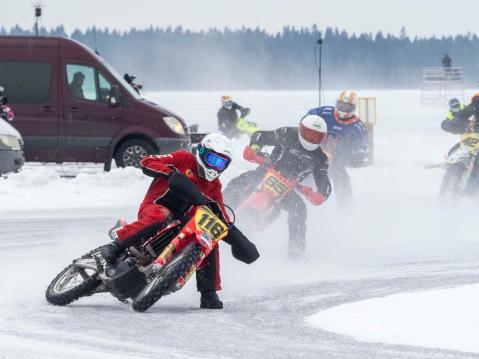 Ensimmäinen kierros ajettu. #116 Ossi Rantala kärjessä, perässään #65 Valtteri Koponen, #34 Antti Soitiala ja #42 Kari Vehniäinen.